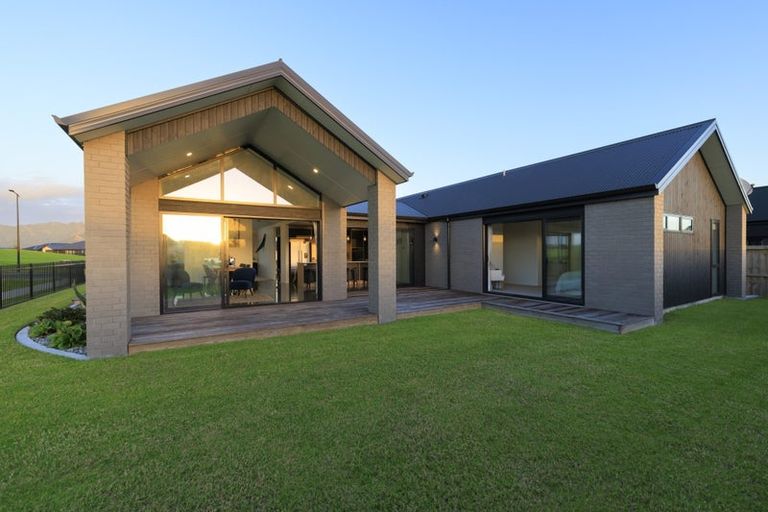 Photo of property in 14 Beveridge Road, One Tree Point, 0118