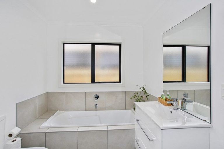 Photo of property in 6 Rees Way, Tuakau, 2121