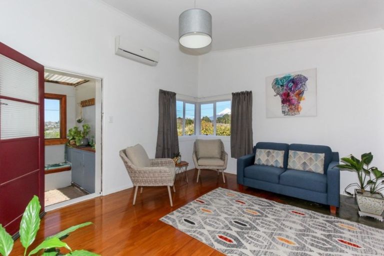 Photo of property in 186 Seaview Road, Westown, New Plymouth, 4310