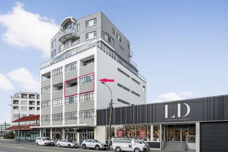 Photo of property in Endeavour Apartments, 11/125 Thorndon Quay, Pipitea, Wellington, 6011