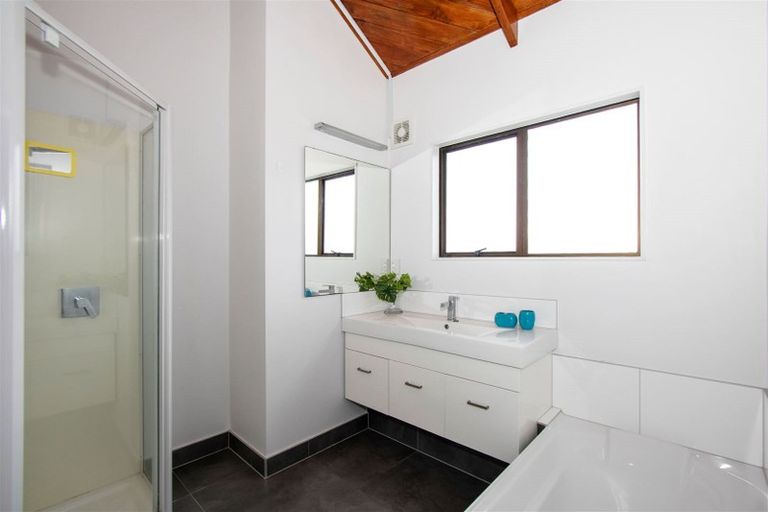 Photo of property in 1/6 Glucina Avenue, West Harbour, Auckland, 0618