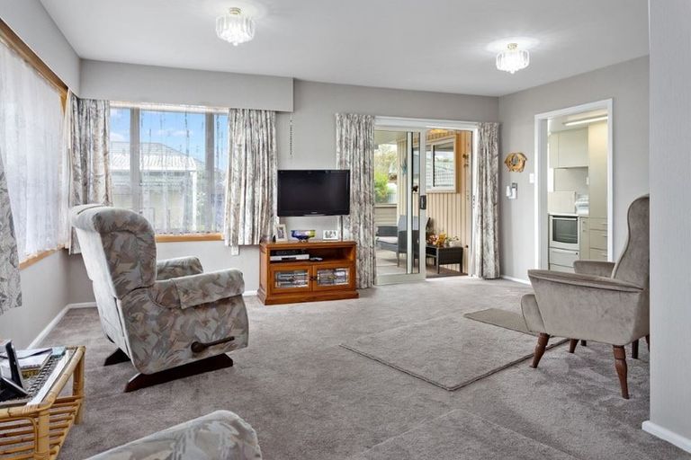 Photo of property in 6 Laing Crescent, Heathcote Valley, Christchurch, 8022