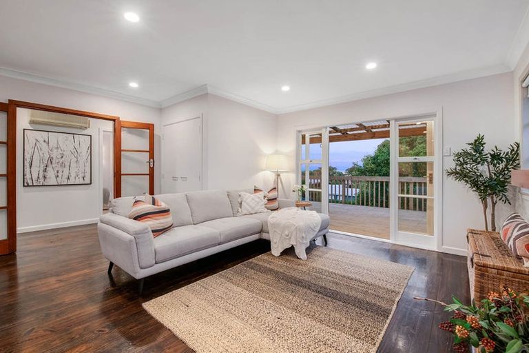 Photo of property in 3 Moffat Road, Red Beach, 0932