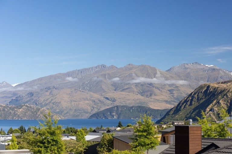 Photo of property in 3 Urquhart Place, Wanaka, 9305