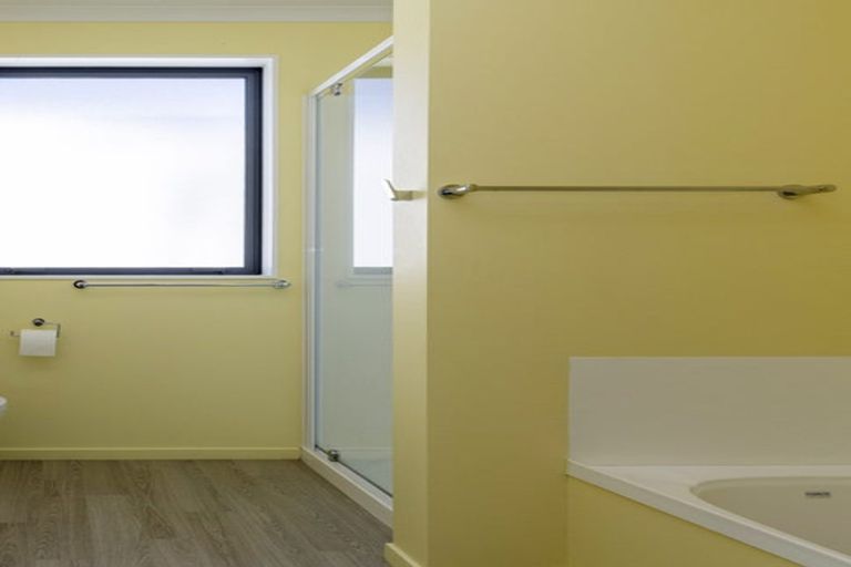 Photo of property in 1/202 Lake Terrace, Waipahihi, Taupo, 3330