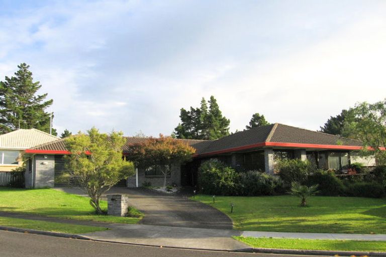 Photo of property in 6 Bernie Edwards Place, Botany Downs, Auckland, 2010