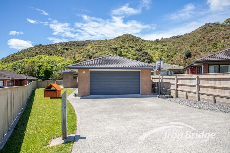 Photo of property in 13 Beaufort Close, Kingsley Heights, Upper Hutt, 5018