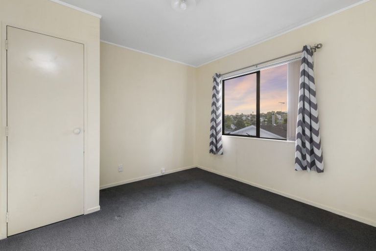 Photo of property in 2/13 Thalia Place, Totara Vale, Auckland, 0629