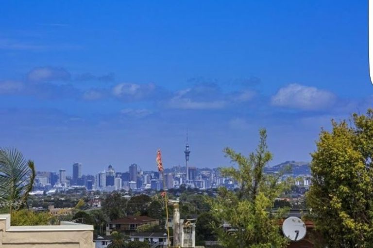 Photo of property in 2/142 Sunset Road, Unsworth Heights, Auckland, 0632