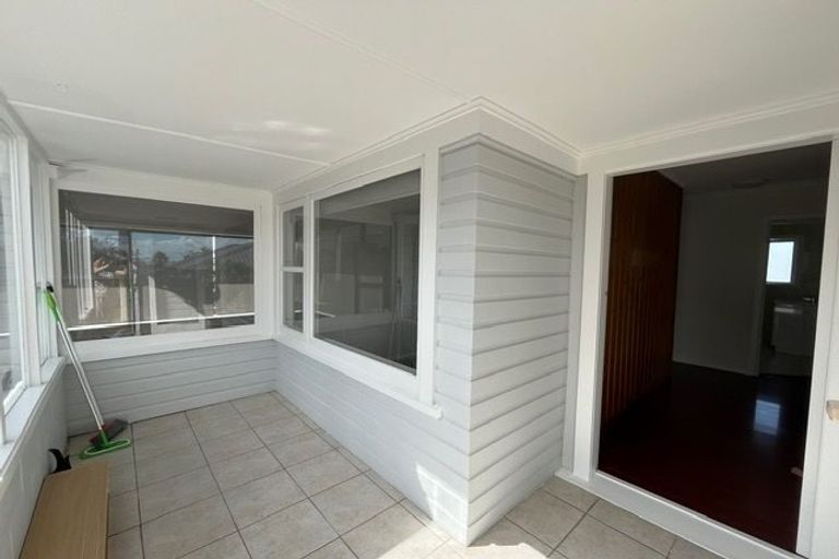 Photo of property in 2/15 Merton Avenue, Glenfield, Auckland, 0627