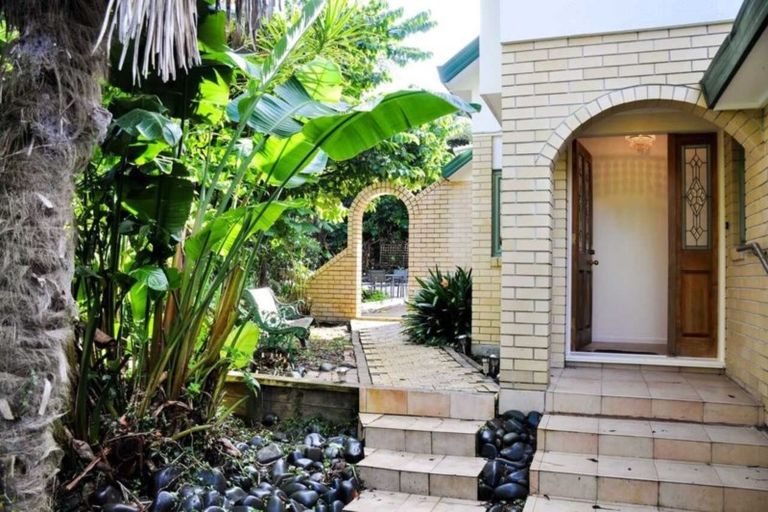 Photo of property in 58 Seabreeze Road, Narrow Neck, Auckland, 0624