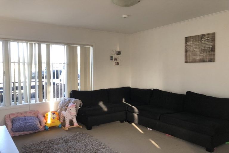 Photo of property in 1/9 Kirrie Avenue, Te Atatu South, Auckland, 0610