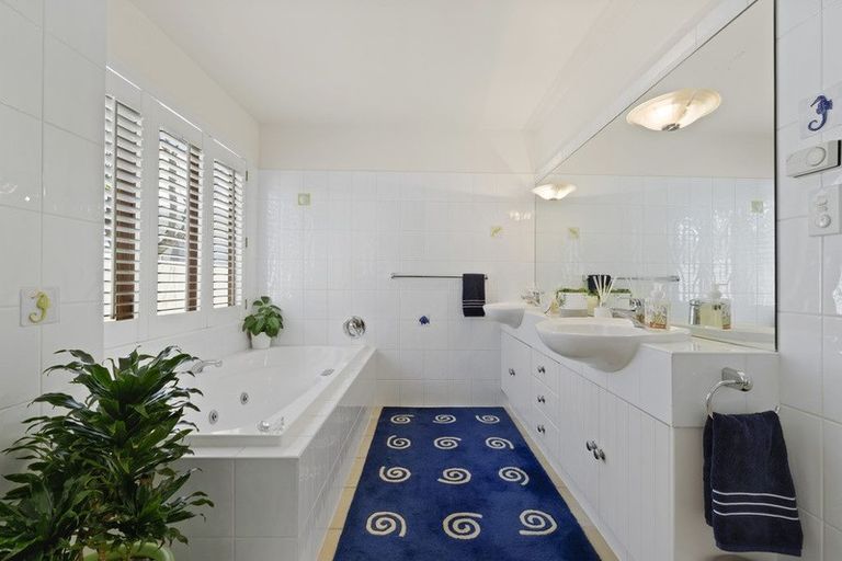 Photo of property in 9a Holiday Road, Milford, Auckland, 0620