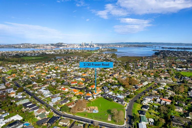 Photo of property in 2/30 Fraser Road, Narrow Neck, Auckland, 0624