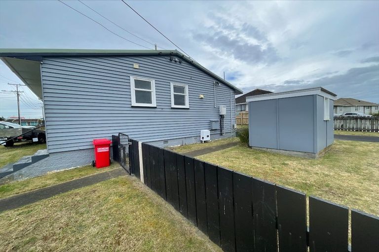 Photo of property in 2 Tiki Street, Castlecliff, Whanganui, 4501