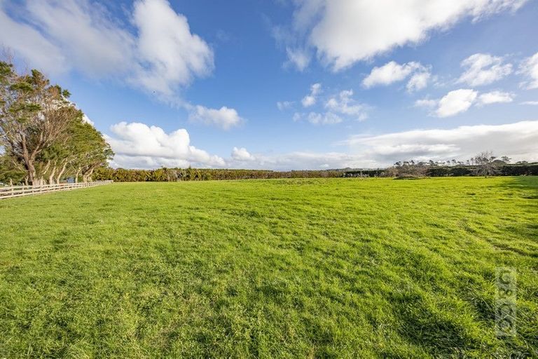 Photo of property in 138 Taupaki Road, Taupaki, 0782