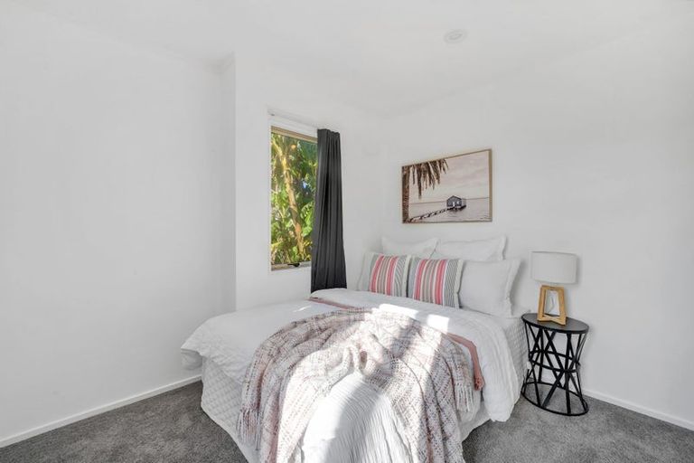 Photo of property in 2 Lockington Avenue, Henderson, Auckland, 0612