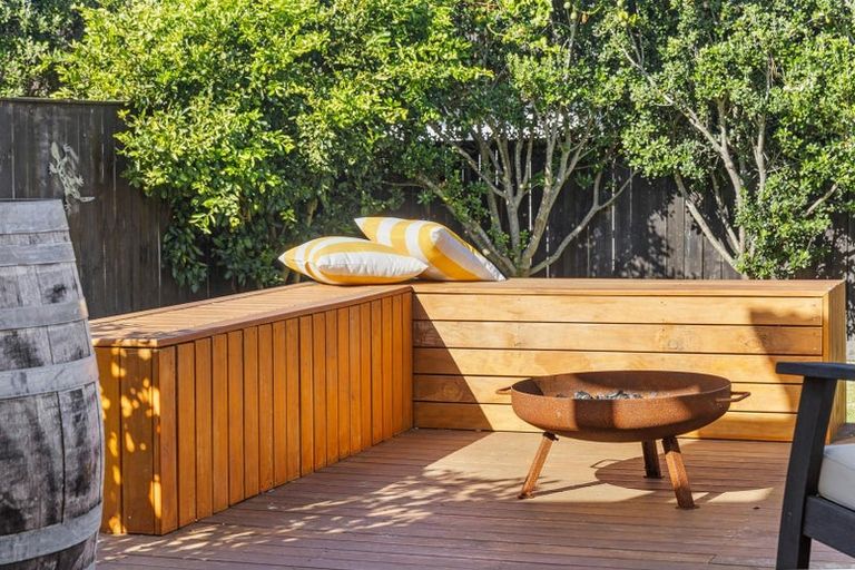 Photo of property in 8 Sir Lincoln Drive, Kumeu, 0810