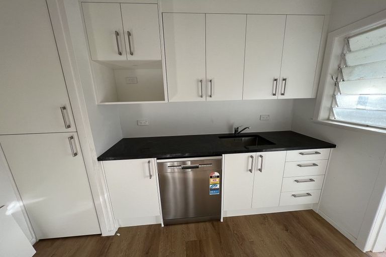 Photo of property in 6 Brighton Terrace, Murrays Bay, Auckland, 0630