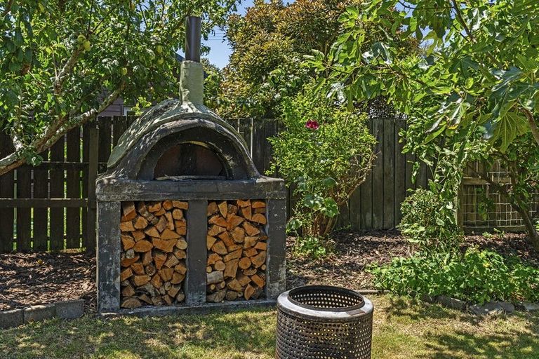 Photo of property in 4 Smith Road, Merrilands, New Plymouth, 4312