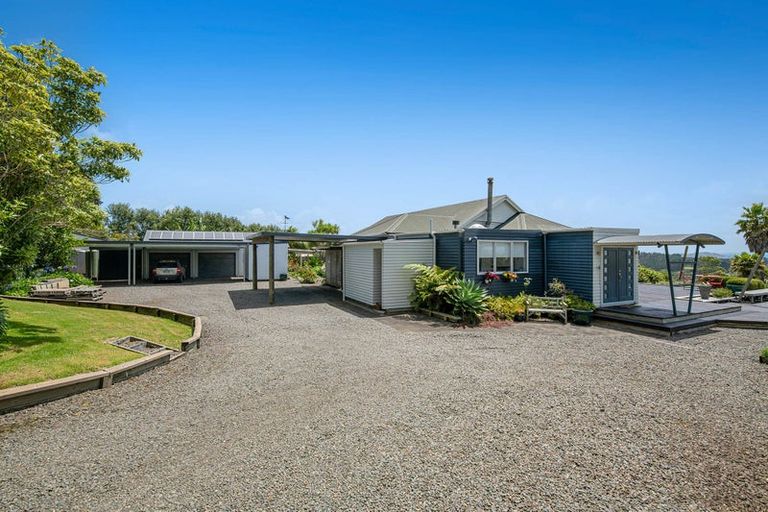 Photo of property in 154 Te Kanae Road, South Head, Helensville, 0874