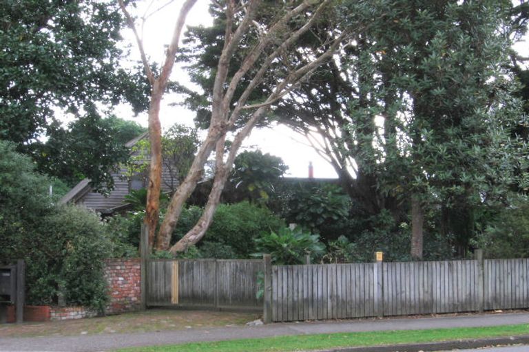 Photo of property in 18 Walton Avenue, Waikanae, 5036