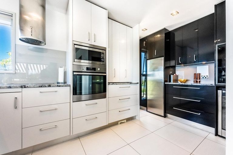 Photo of property in 26a Vipond Road, Stanmore Bay, Whangaparaoa, 0932