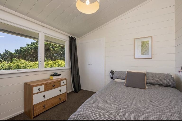 Photo of property in 15 Dunmail Way, Newlands, Wellington, 6037