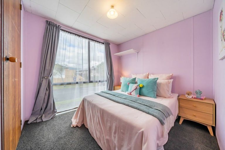 Photo of property in 33 Hartford Crescent, Totara Park, Upper Hutt, 5018