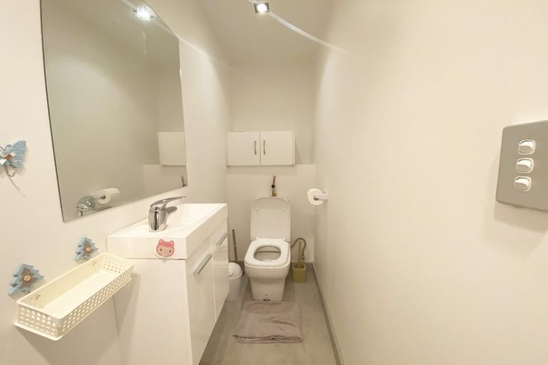 Photo of property in 28 Tamahere Drive, Glenfield, Auckland, 0629