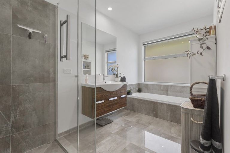 Photo of property in 17a Heta Road, Highlands Park, New Plymouth, 4312