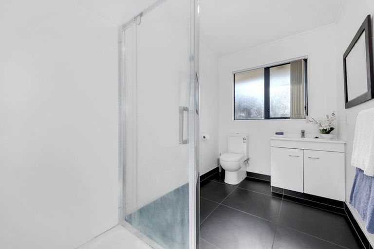 Photo of property in 6 Frank Bunce Grove, Flat Bush, Auckland, 2019
