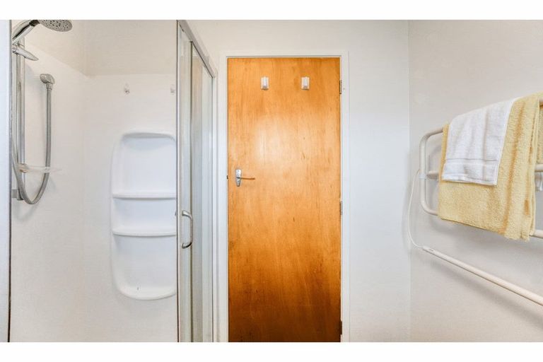 Photo of property in 2/28 Windy Ridge Road, Glenfield, Auckland, 0629