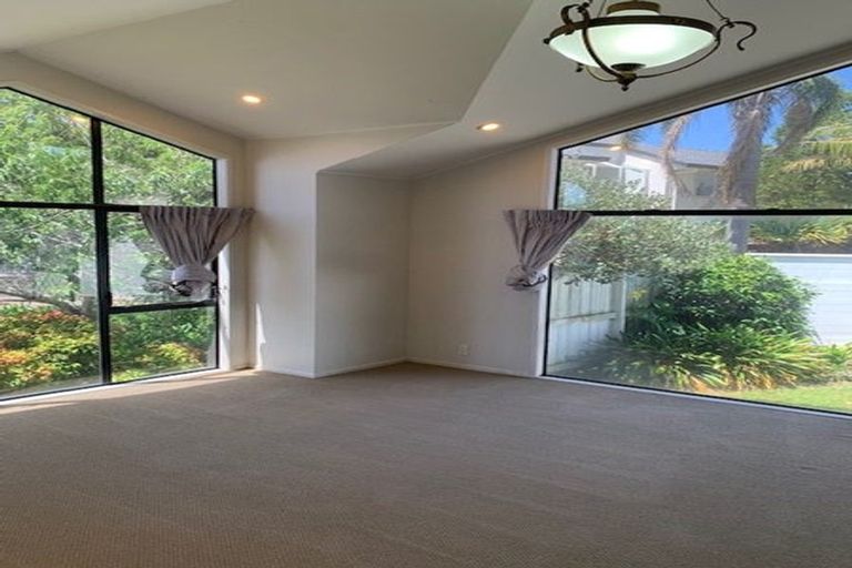 Photo of property in 20 Gillard Place, Eastern Beach, Auckland, 2012