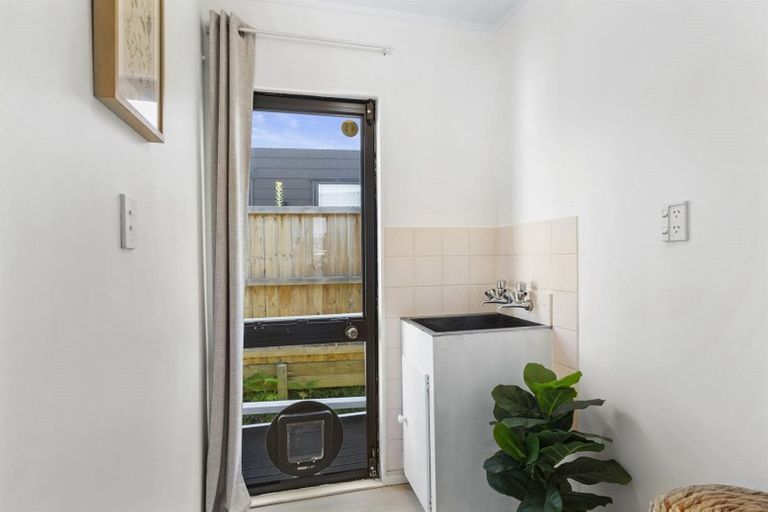 Photo of property in 1/2 Graham Avenue, Te Atatu Peninsula, Auckland, 0610