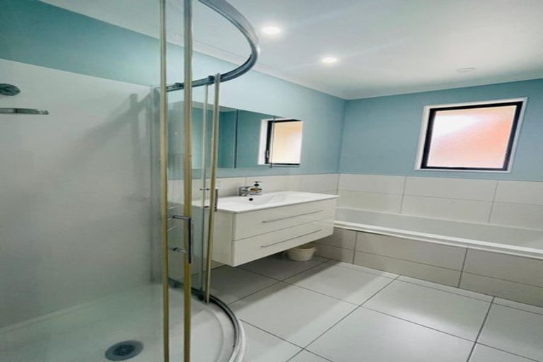 Photo of property in 70a Hobsonville Road, West Harbour, Auckland, 0618