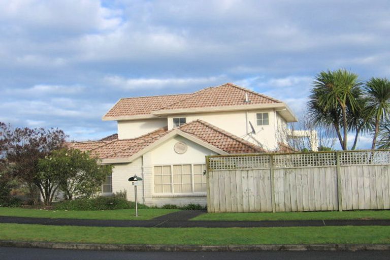 Photo of property in 10 Serl Place, Goodwood Heights, Auckland, 2105