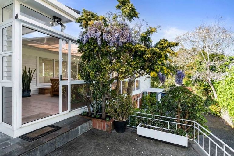 Photo of property in 1/290 East Coast Road, Forrest Hill, Auckland, 0620