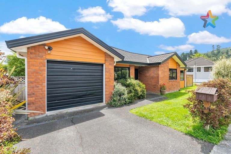Photo of property in 5 Maru Street, Stokes Valley, Lower Hutt, 5019