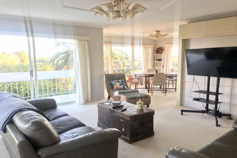 Photo of property in 9 Chelsea View Drive, Chatswood, Auckland, 0626