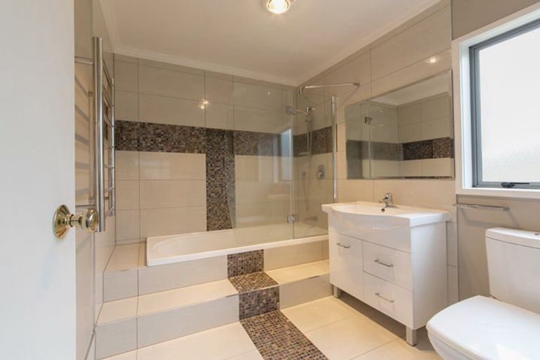 Photo of property in 17 Caspian Close, New Lynn, Auckland, 0600