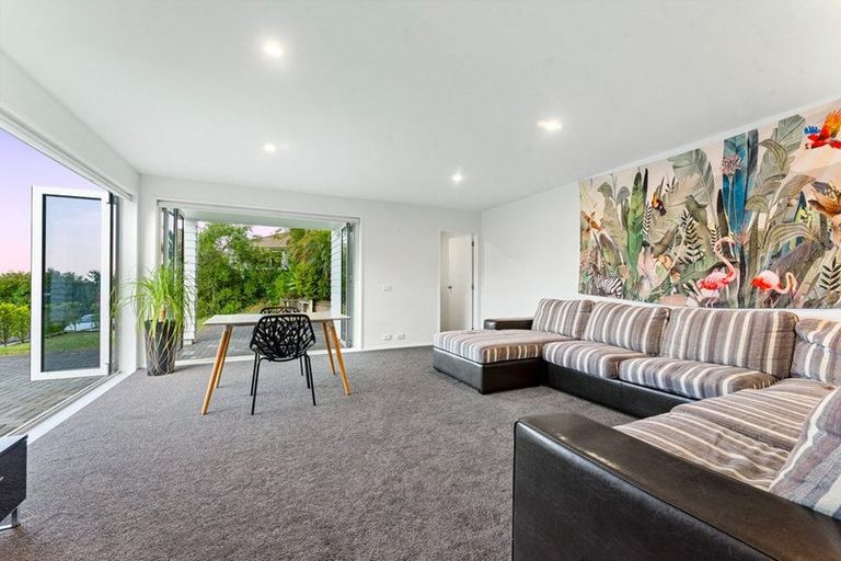 Photo of property in 11 Landvale Court, Browns Bay, Auckland, 0630