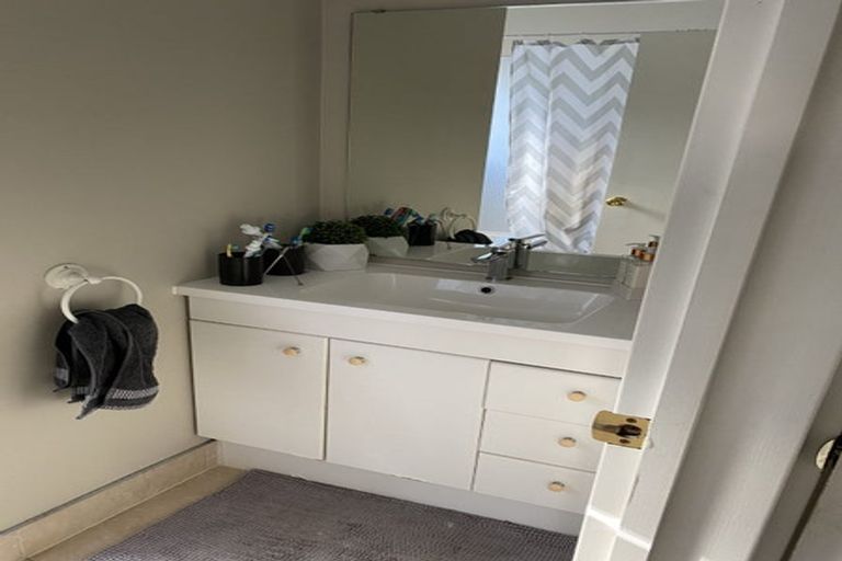 Photo of property in 1/4 Avalon Place, Glenfield, Auckland, 0629