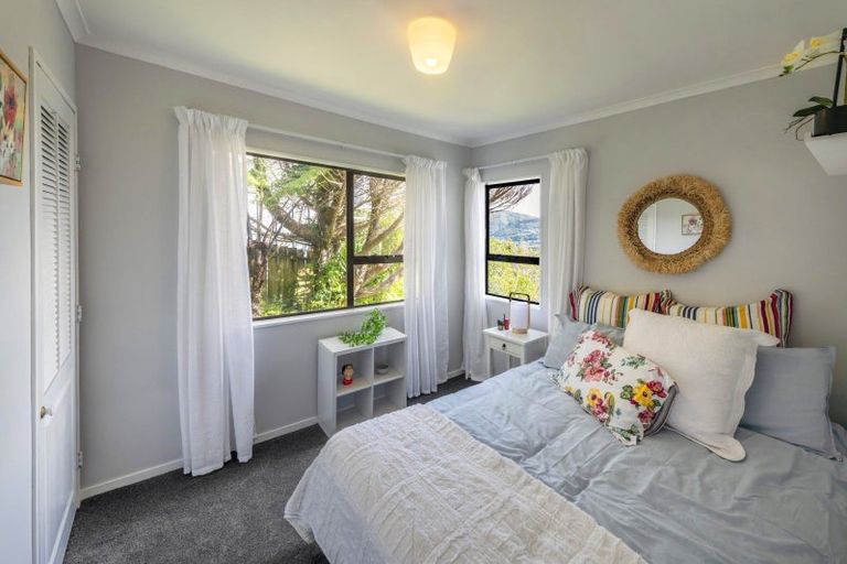Photo of property in 42 Chapman Street, Newlands, Wellington, 6037