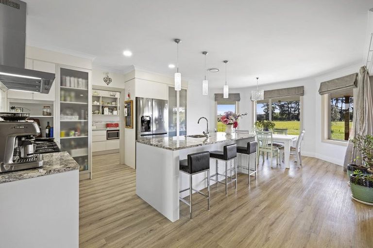 Photo of property in 32 Arthur Road, Paraite, New Plymouth, 4373