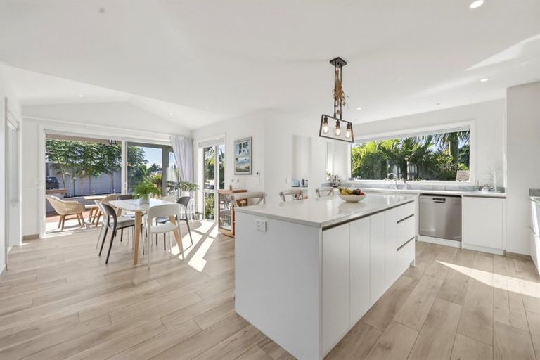 Photo of property in 15 Odlin Lane, Red Beach, 0932