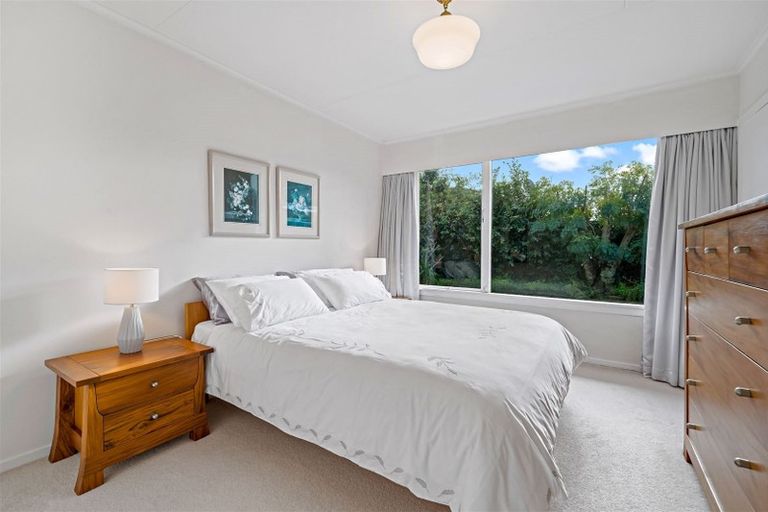 Photo of property in 17 Edgerton Road, Te Atatu Peninsula, Auckland, 0610