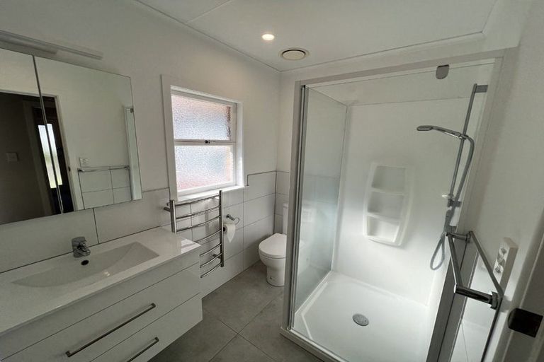 Photo of property in 2/4 Westwell Road, Belmont, Auckland, 0622