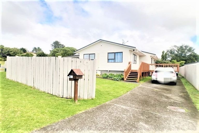Photo of property in 2/3 Sevilla Place, Unsworth Heights, Auckland, 0632