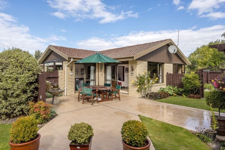 Photo of property in 5 Calbreath Place, Russley, Christchurch, 8042